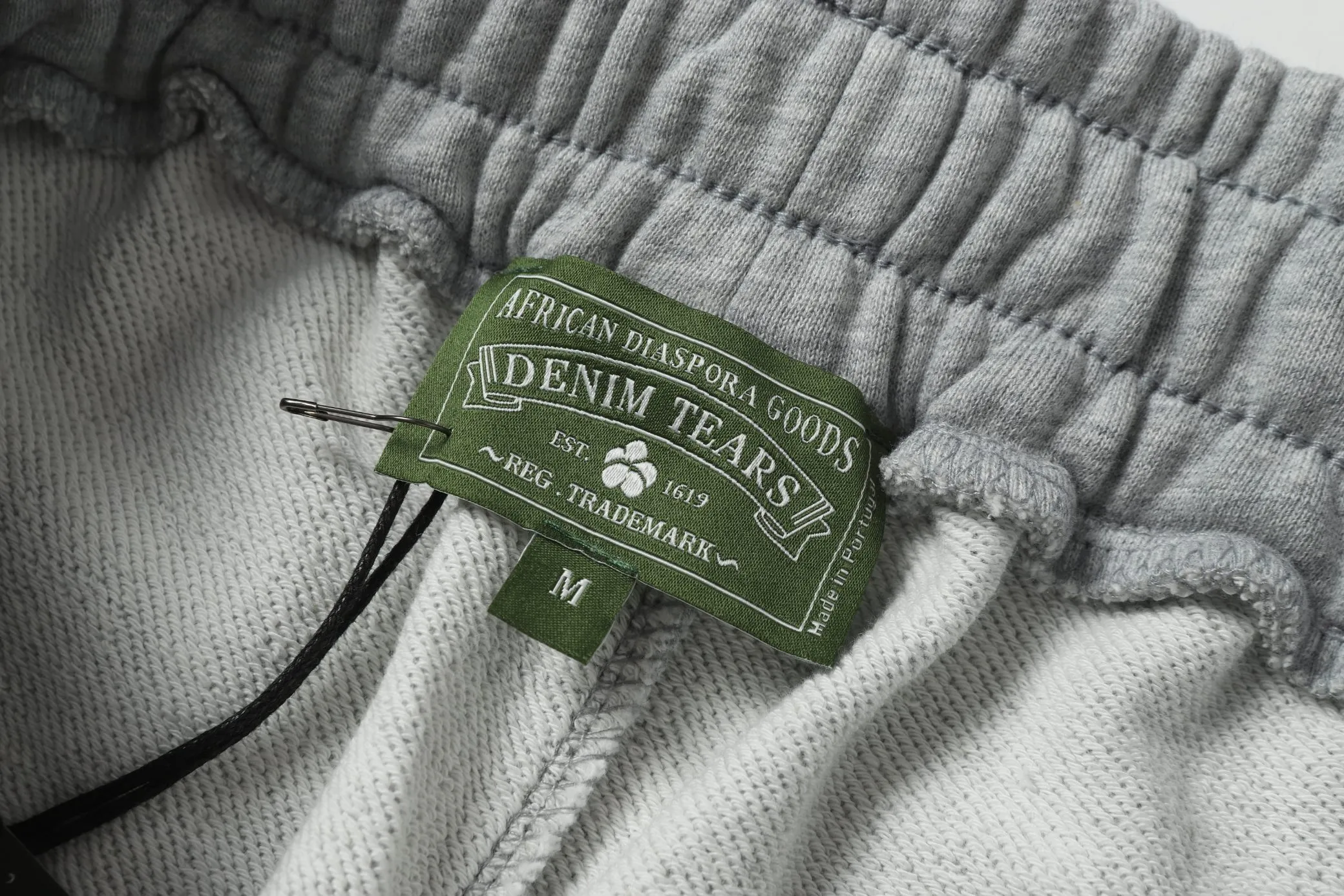 8002# DENIM TEARS Kapok European and American trendy brand high-quality printed hooded sweatshirt set. Terry fabric weighs 380 grams. Threads are customized and dyed in the same color. Color Black Gray Purple Size S-XL